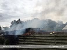 Zwarte rookpluimen boven Melissant door schuurbrand