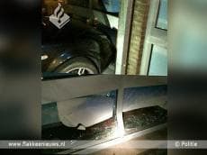 Auto duwt andere auto tegen winkelpui