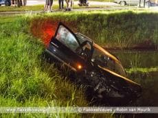 Auto belandt in water na botsing