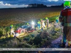 Auto van de dijk in polder bij Dirksland