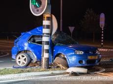 Auto vouwt om verkeerslicht op N59