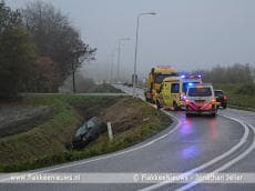 Auto in de sloot door grind op de weg