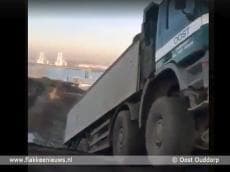 Vrachtwagen bungelt 35 meter boven afgrond