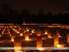 Lichtjes op oorlogsgraven op Goeree-Overflakkee