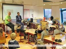 Wethouder in de schoolbanken voor gastles (zwerf)afval