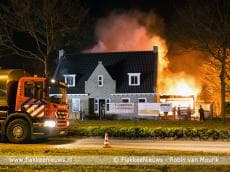 Grote brand bij huis in aanbouw