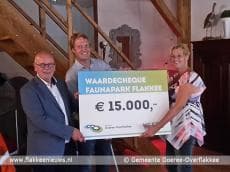 Gemeente en VEERO overhandigen cheque aan Faunapark Flakkee