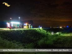 Hulpdiensten rukken uit voor auto naast de dijk