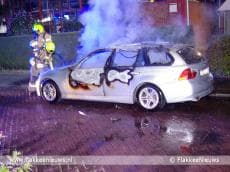 Auto met gestolen kentekenplaten in brand