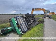 Telescoopkraan in de sloot bij Sommelsdijk