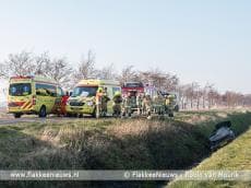 Auto belandt naast de weg in de sloot