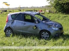 Auto over de kop bij Den Bommel