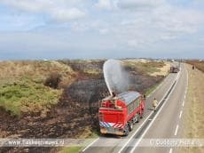 Stuk duin in brand op de Brouwersdam