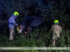 Hulpdiensten treffen lege auto aan naast de weg