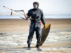 Sommelsdijker Roderick Pijls kitesurft op giftig heet meer