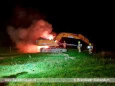 Graafmachine in brand bij Stellendam