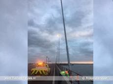 Verkeerschaos A29 door loszittende lantaarnpaal