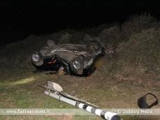 Auto over de kop bij N57 Brouwersdam