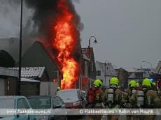 Vlammen slaan uit woning in Dirksland