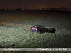 Auto van de dijk tussen Dirksland en Herkingen