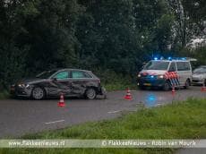 Ongeval met twee auto's en auto te water
