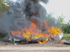 Caravan in brand en auto op z'n kant