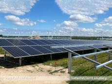 Eerste zonnepanelen Energiepark Haringvliet Zuid