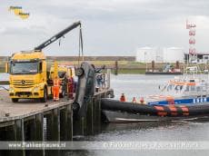 Auto rijdt haven in van Stellendam