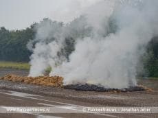 Rook en stank van hooi in brand