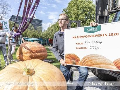Cor van der Sluijs uit Oude-Tonge kweekt mega pompoen