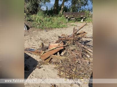 Vandalisme op strand Den Bommel
