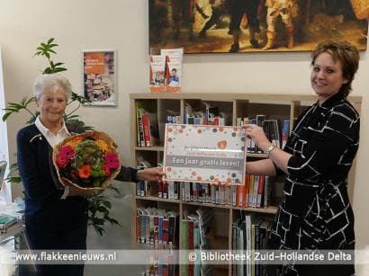 Bibliotheek Oude-Tonge overhandigt een jaar gratis lezen