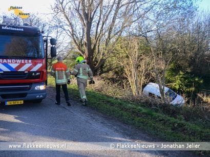 Voertuig in de sloot nabij Melissant