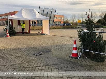 Dorpsbewoners Middelharnis zorgen voor kerstbomen op testlocatie GGD