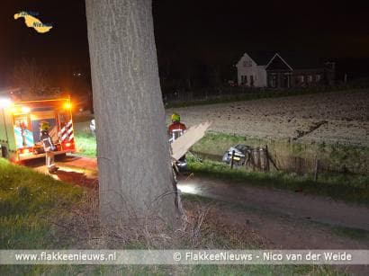 Bestelwagen in de sloot bij Nieuwe-Tonge