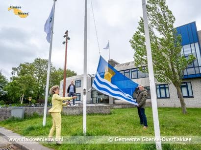 Eerste nieuwe gemeentevlag Goeree-Overflakkee gehesen door burgemeester