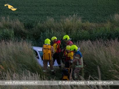 Auto in de sloot aan de Heerendijk in Oude-Tonge
