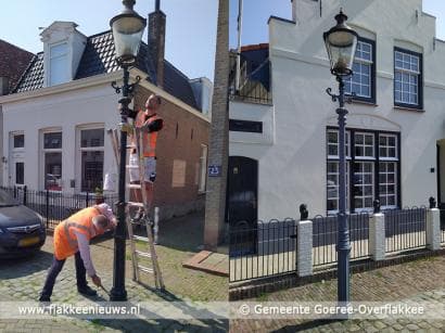 Antieke lantaarnpalen van de gemeente worden opnieuw geverfd
