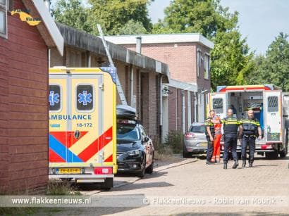 Man valt door dak van loods