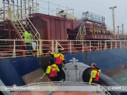 KNRM bezorgt kerstbroden en kindertekeningen per reddingboot