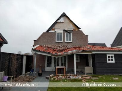Storm haalt gevel naar beneden in Ouddorp
