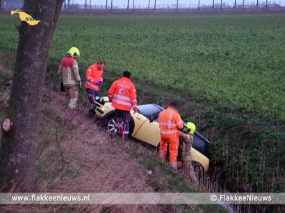 Auto uit de bocht in Melissant en brommer onderuit in Middelharnis