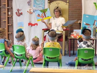 Voorleesburgemeester leest voor in Stellendam