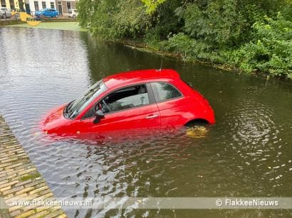 Auto in de kerkgracht van Dirksland