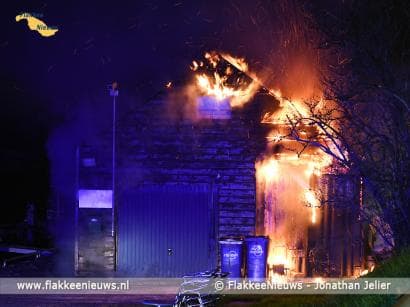 Schuur in brand langs het havenkanaal van Middelharnis