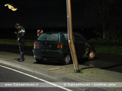 Auto tegen lantaarnpaal Zuidelijke Randweg Middelharnis