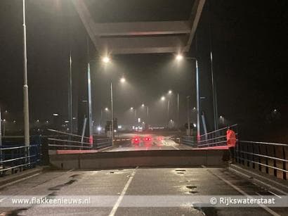Binnenvaartschip ramt brug over Goereesesluis in Stellendam