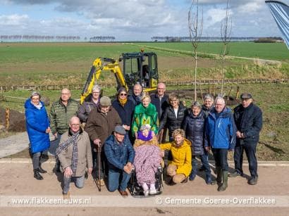 Zes nieuwe gedenkbomen voor 100-jarigen op Goeree-Overflakkee