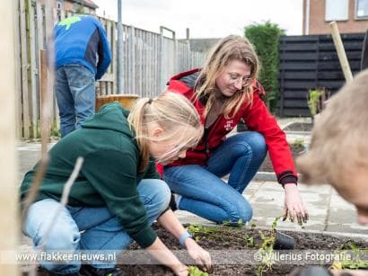 Leerlingen CBS de Bron bij vergroenen plein Jupiterhof in Oude-Tonge