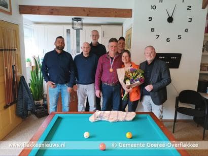 Wethouder feliciteert Nederlands biljartkampioen Remko van Oosterom